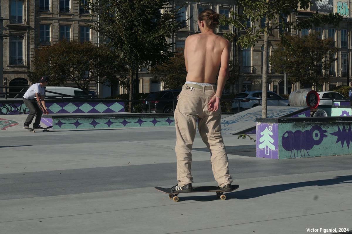Plusieurs pratiquants (tous masculins) dans le nouveau skatepark des Chartrons inauguré en décembre 2022. Coordonnées géographiques : 44°51'13.1"N 0°33'57.2"W. Cliché de Victor Piganiol, octobre 2024. skatepark des Chartrons