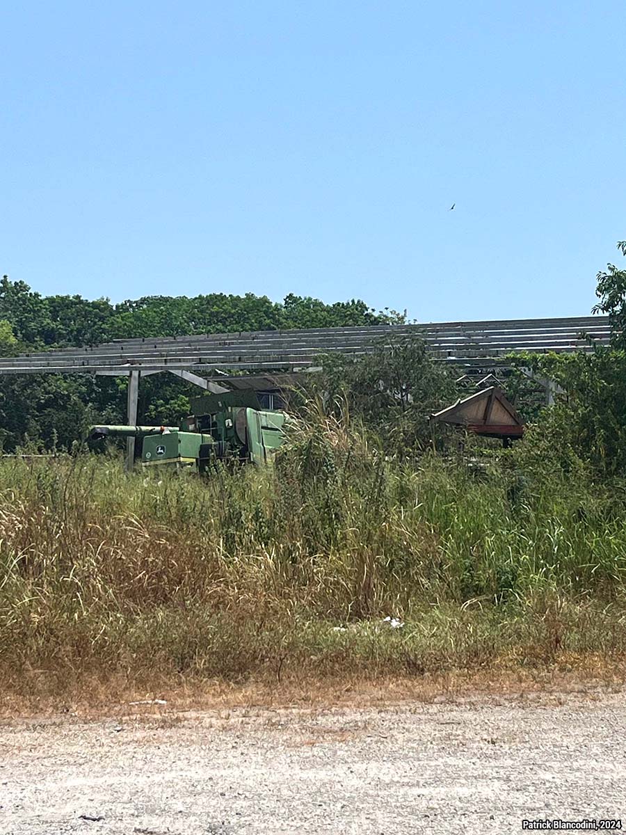 Hangars et engins abandonnés
