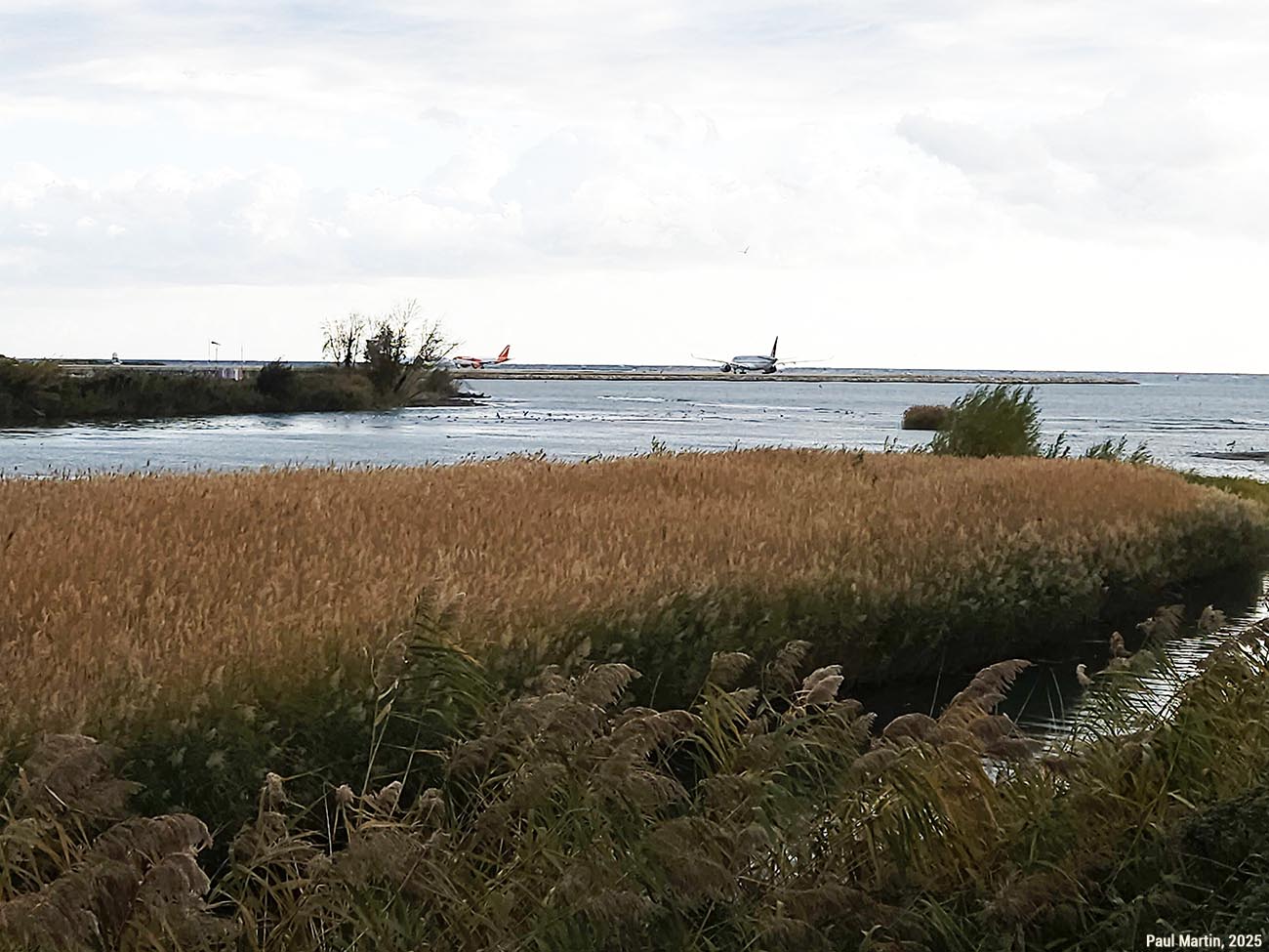 Avion sur le tarmac de l’aéroport de Nice, construit en terre-plein sur la mer.