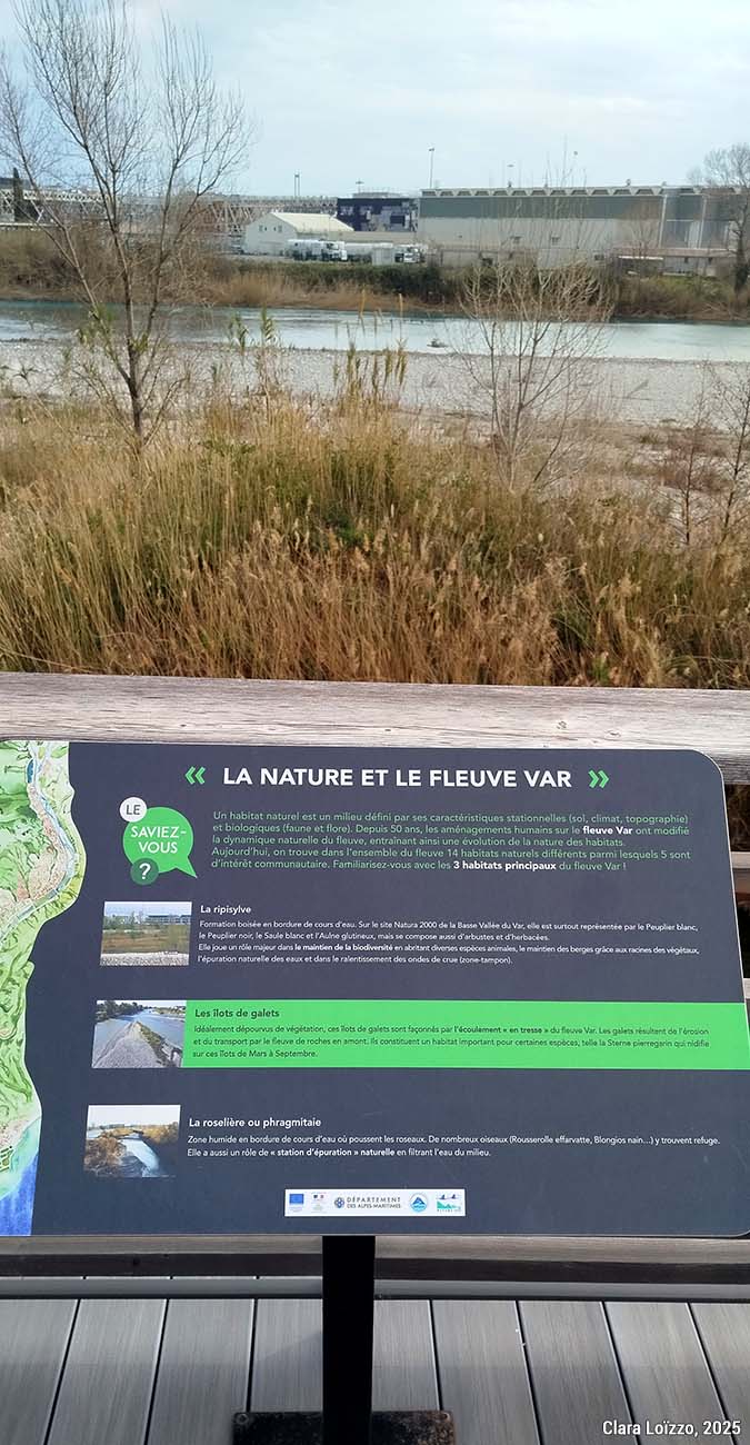 Panneau explicatif en rive droite, tourné vers le fleuve. 