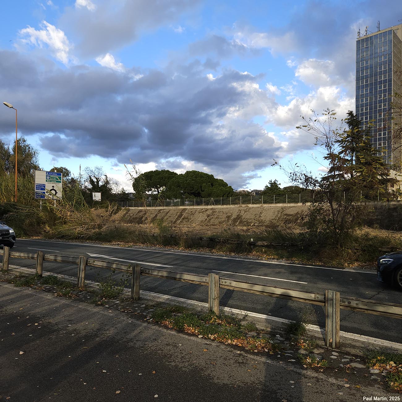 Les habitations sont construites au-dessus d’une deuxième digue