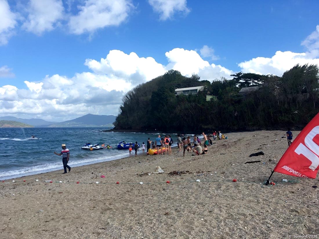 Activités nautiques motorisées au départ d'une plage mahoraise