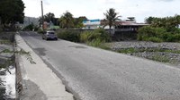 Passage de la rivière des Pères par un gué à l’entrée de Saint-Pierre sur la route reliant le Prêcheur à Saint-Pierre (Martinique)