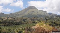 Vue sur la Montagne Pelée depuis l’esplanade située à l’entrée du Centre de Découverte des Sciences de la Terre (Martinique)