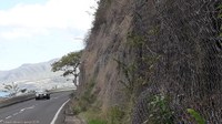 Talus abrupt de bord de chaussée (RN 2) au Carbet (Martinique) et filets métalliques de protection pour contenir les chutes de blocs