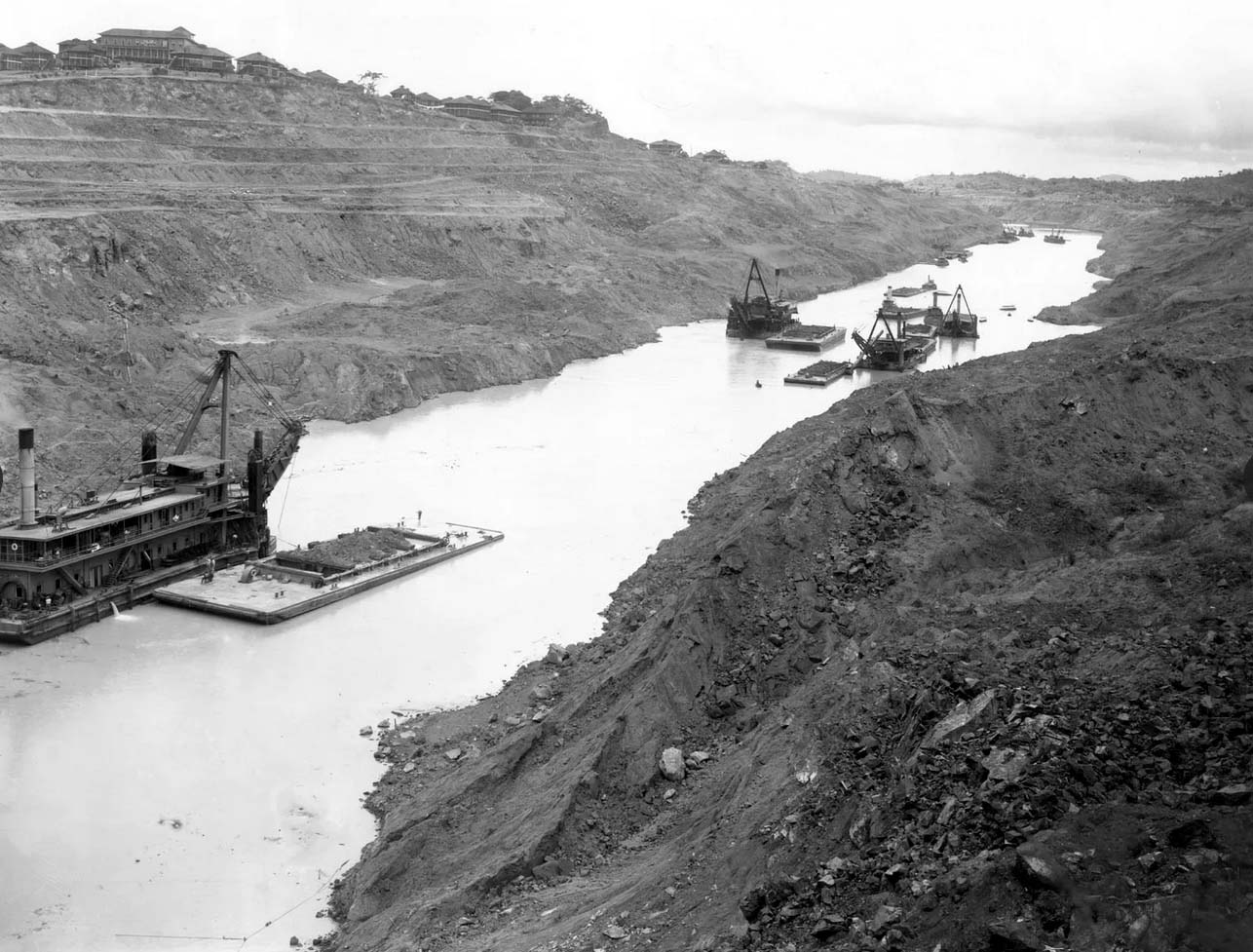 Dragues dans le canal