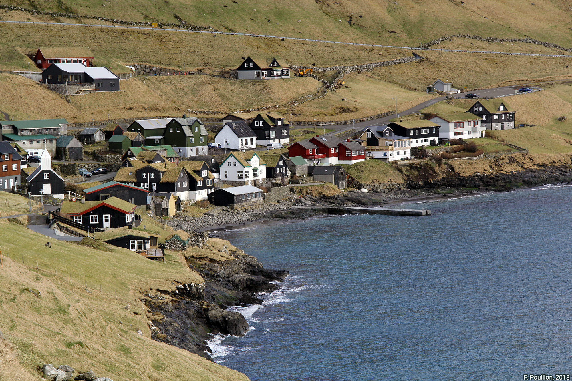 Village de Bøur, en fond de baie (île de Vágar, îles Féroé) – haute définition