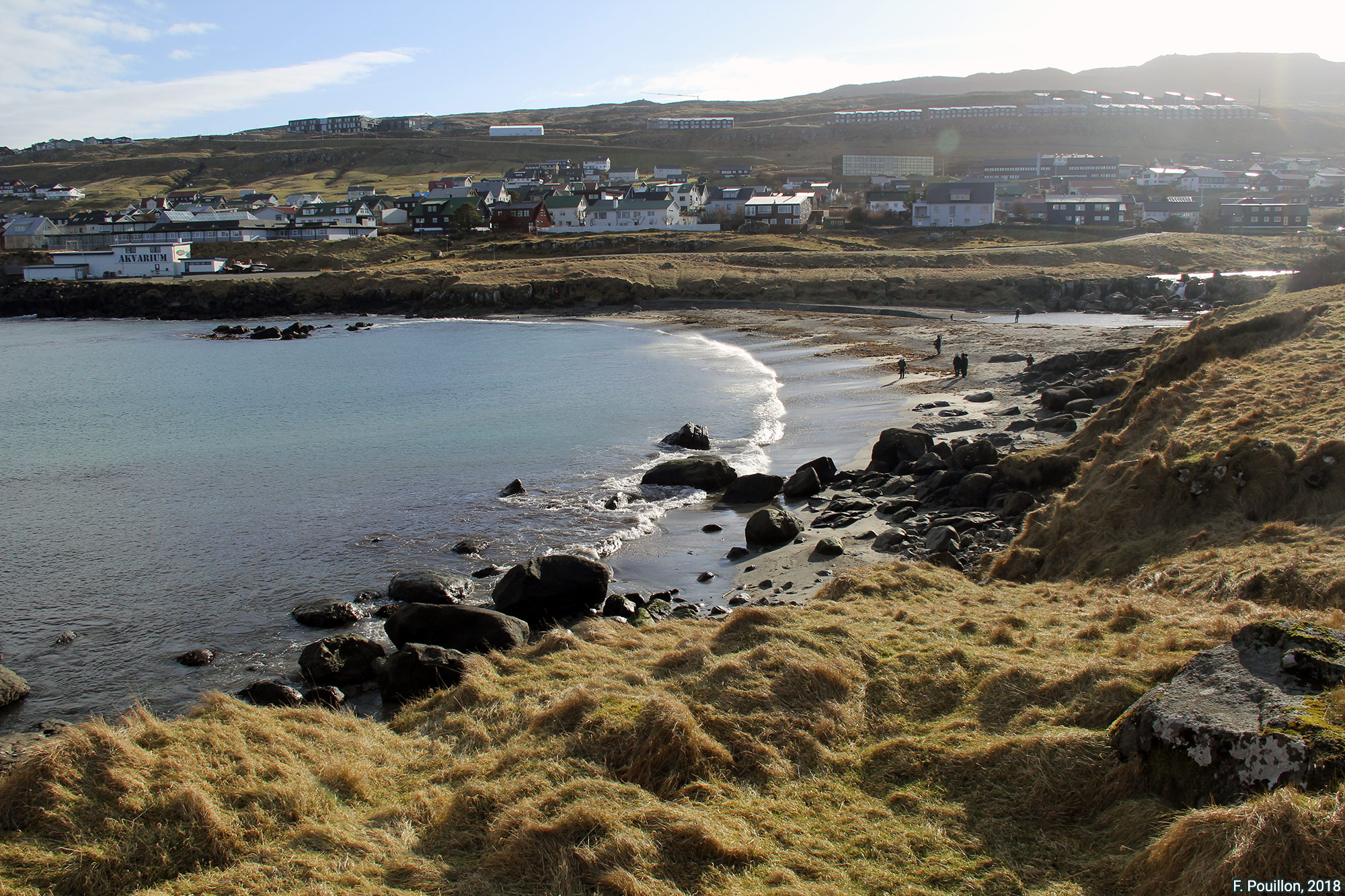 Plage de Sandagerð (Tórshavn, Îles Féroé) où se pratique le grindadráp (haute définition)