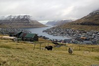Village et port de Klaksvík, en fond de baie, Îles Féroé (haute définition)