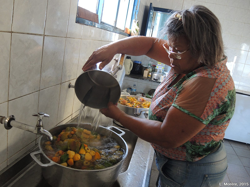 Lucie Morère — photographie Les Cajuís sont décongelés et cuits pour en faire une compote