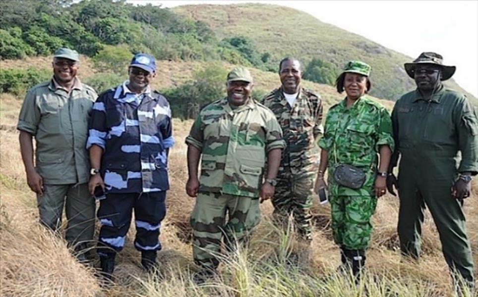 Ali Bongo et agents du parc