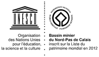 À gauche, le logo de l’UNESCO ; à droite, l’emblème du Patrimoine mondial, ici décliné pour le bien « Bassin minier du Nord-Pas de Calais »
