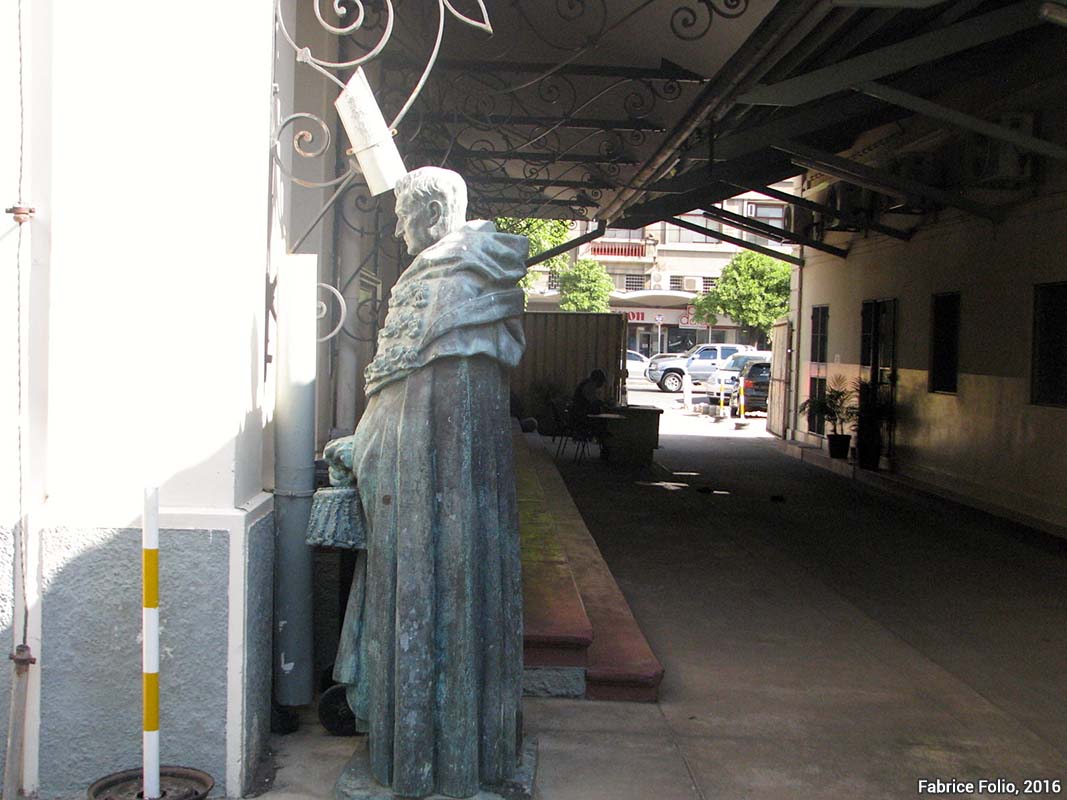 La statue de Salazar mise en face d’un mur dans le parking de la bibliothèque de Maputo. Cliché : Fabrice Folio, 2016. Salazar, au coin !