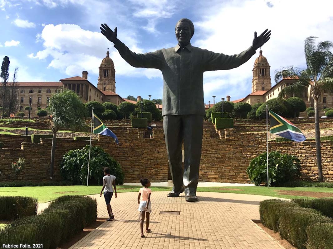 la statue de Nelson Mandela a pris sa place, entourée de drapeaux de l’Afrique du Sud. Clichés : Fabrice Folio, 2021. Mandela