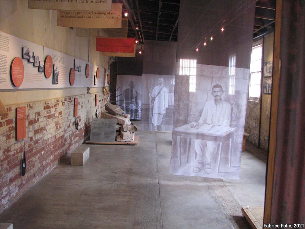 La scénographie autour de l’évolution de Gandhi au Constitution Hill de Johannesbourg, mêlant iconographie, artefacts et éléments de discours. Cliché : Fabrice Folio, 2021. Gandhi à Johannesbourg