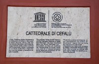 Plaque commémorative de l’inscription du bien sériel « Palerme arabo-normande et les cathédrales de Cefalù et Monreale » (Sicile, Italie)