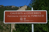 Panneaux routiers signalant le bien Causses et Cévennes (détail)