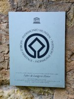 Plaque commémorative de l’inscription du bien sériel « Sites préhistoriques et grottes ornées de la vallée de la Vézère »