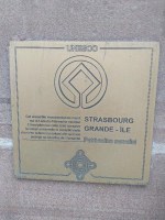 Plaque commémorative de l’inscription du centre historique de Strasbourg, ici sur le pont du Corbeau