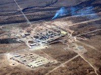 Usine et brûlage du gaz dans le Bassin permien (Nouveau-Mexique)
