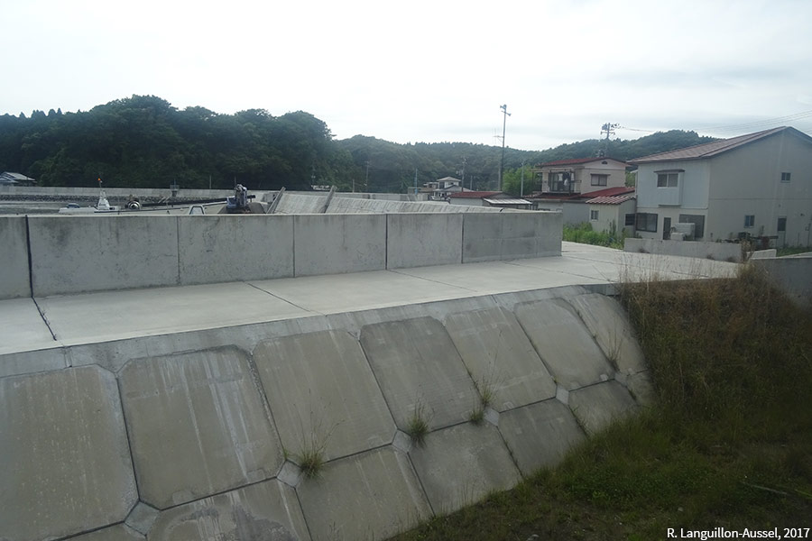 Bétonnage anti-tsunami sur la côte du Sanriku le long de la ligne ferroviaire reliant Sendai à Ishinomaki