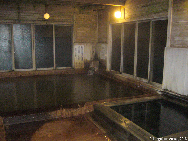 Onsen collectif dans une auberge traditionnelle dans la ville de Kobayashi