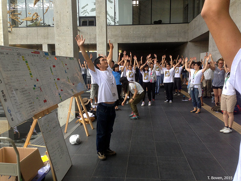 Réunion des Kohebis le matin avant d’être répartis dans la région afin d’assurer la surveillance de chaque installation et l’accueil des visiteurs pendant la triennale d’art de 2015 (Japon)
