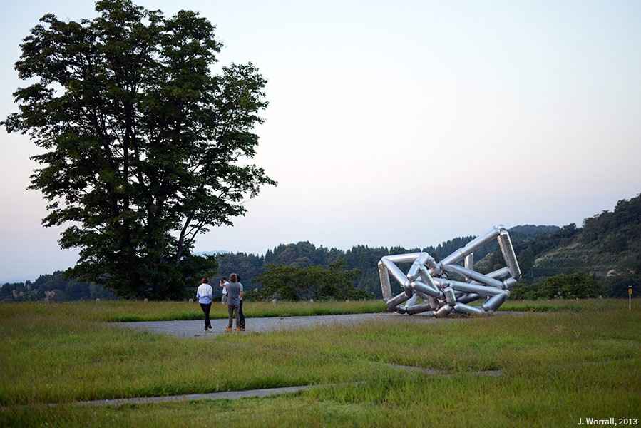 Groupe d’étudiants en architecture d’Adelaïde venus étudier la région devant l’œuvre de Richard Deacon : Mountain (2006) (Japon)
