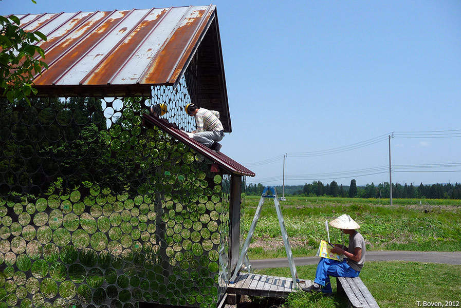 Restructure, par Harumi Yukutake (2006), installation dans une maison abandonnée restaurée par les kohebis (Japon)