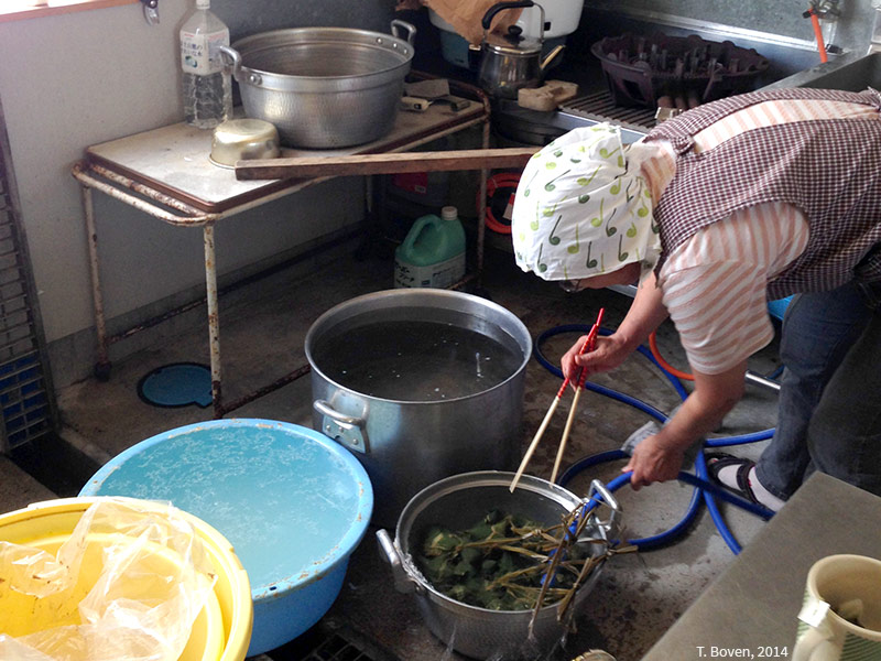 Cette sexagénaire a mis en place une entreprise de produits régionaux dans une bâtisse voisine de sa maison (Japon)
