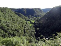 Paysage remarquable d’une vallée très encaissée aux versants couverts de forêt dans le Jura