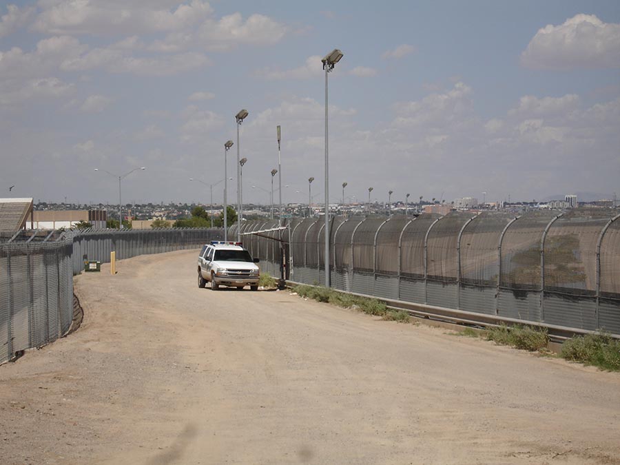 La barrière frontalière à proximité d'El Paso, en août 2017. Photographie du Congrès des États-Unis, libre de droits. 