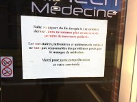 Désertification médicale : affiche sur la porte d’un cabinet médical à Alençon (Orne, Normandie), février 2023