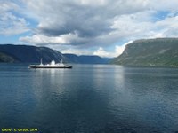 Traverser sous la roche, traverser sur la mer : la continuité routière en Norvège