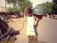 Informalité : vente d'essence à Kousséri, au Nord-Cameroun, non loin de la frontière avec le Tchad