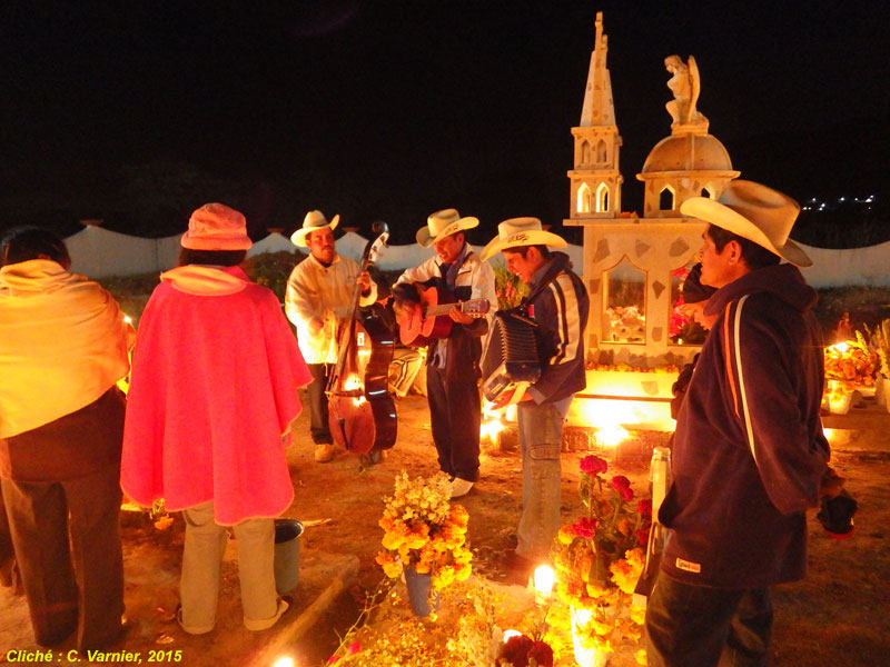 Présence de mariachis dans le cimetière du Rosario