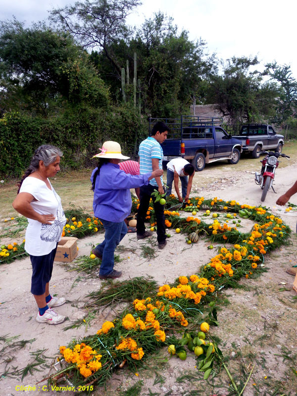 La rue décorée d’offrandes entre le 1er et le 2 novembre