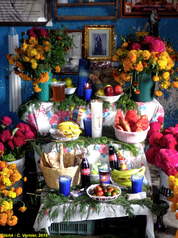 Exemple d’offrande mortuaire exposée dans la maison familiale, entre syncrétisme religieux et culturel