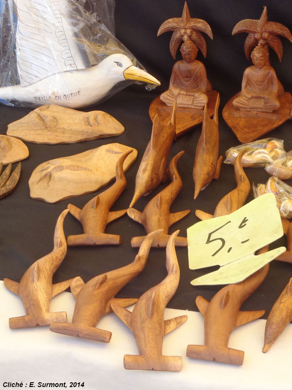 Requins en bois vendus à La Réunion